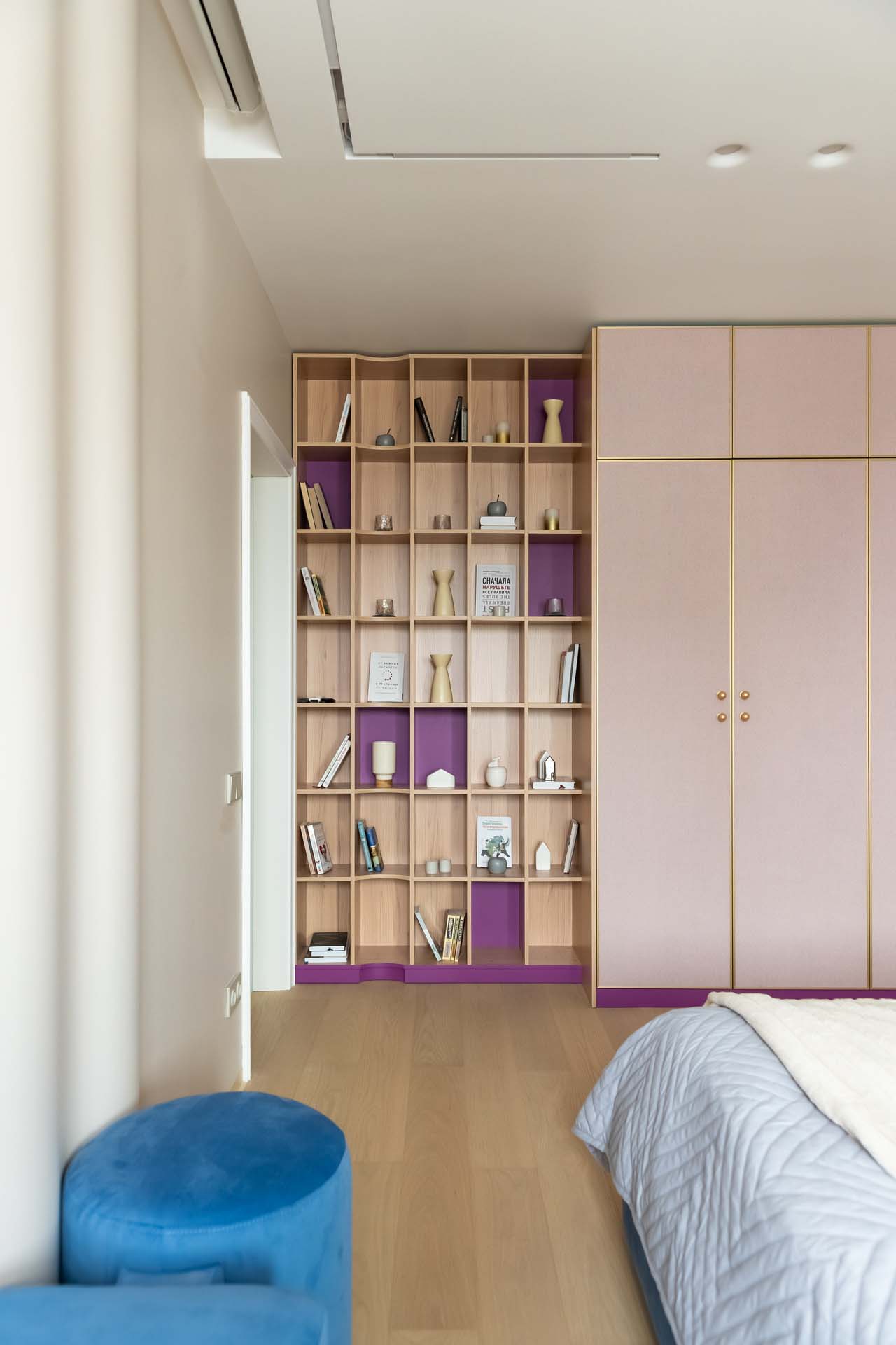 SPC-паркет Aqua Wood My Step в спальне спортивных супругов: проект «Квартирного вопроса»